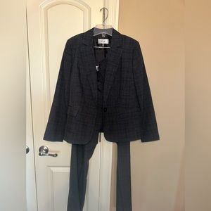 Size 10 Le Suit Dark Gray Window Pane with Tan Detail Women’s Suit